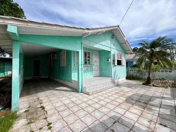 Casa com quintal na Cabeçuda