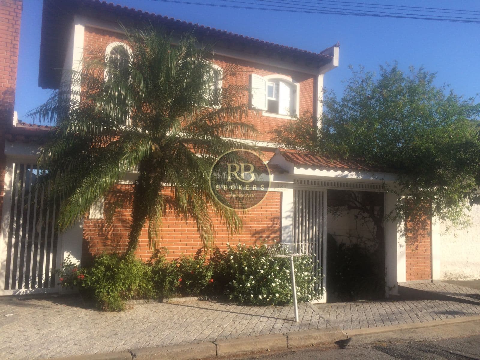 Linda casa-sobrado a venda com 3 dormitórios sendo 1 suíte no bairro Cidade São Francisco, próximo a USP em São Paulo/SP