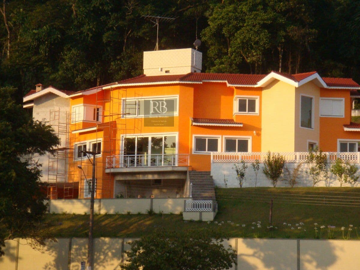 Casa de 570m² no Arujazinho III a venda com 700 kw de energia fotovoltaica