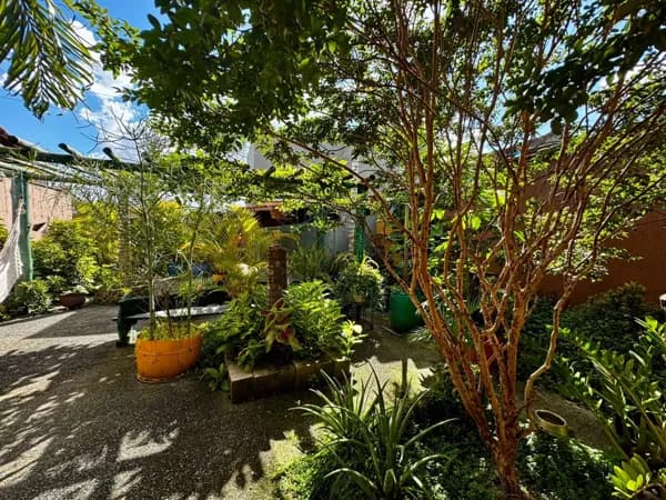 CASA 3 QUARTOS E ÓTIMA LOCALIZAÇÃO- BAIRRO CAMARGOS