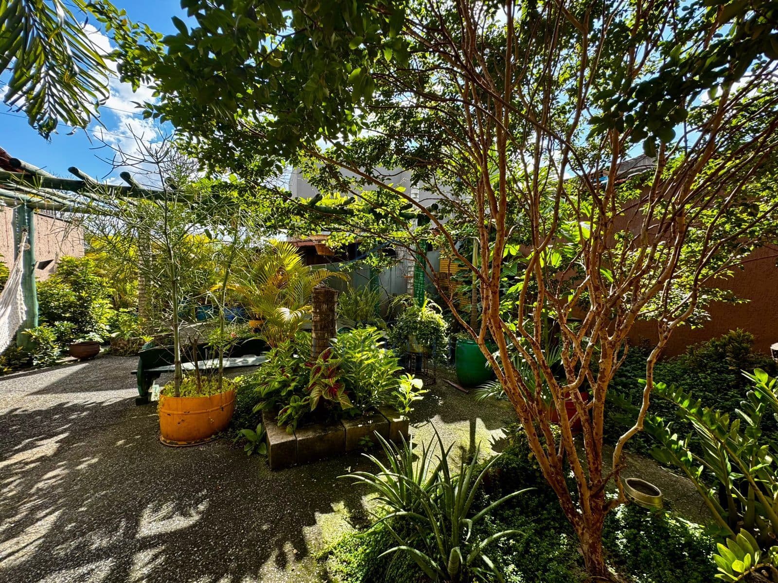 CASA 3 QUARTOS E ÓTIMA LOCALIZAÇÃO- BAIRRO CAMARGOS