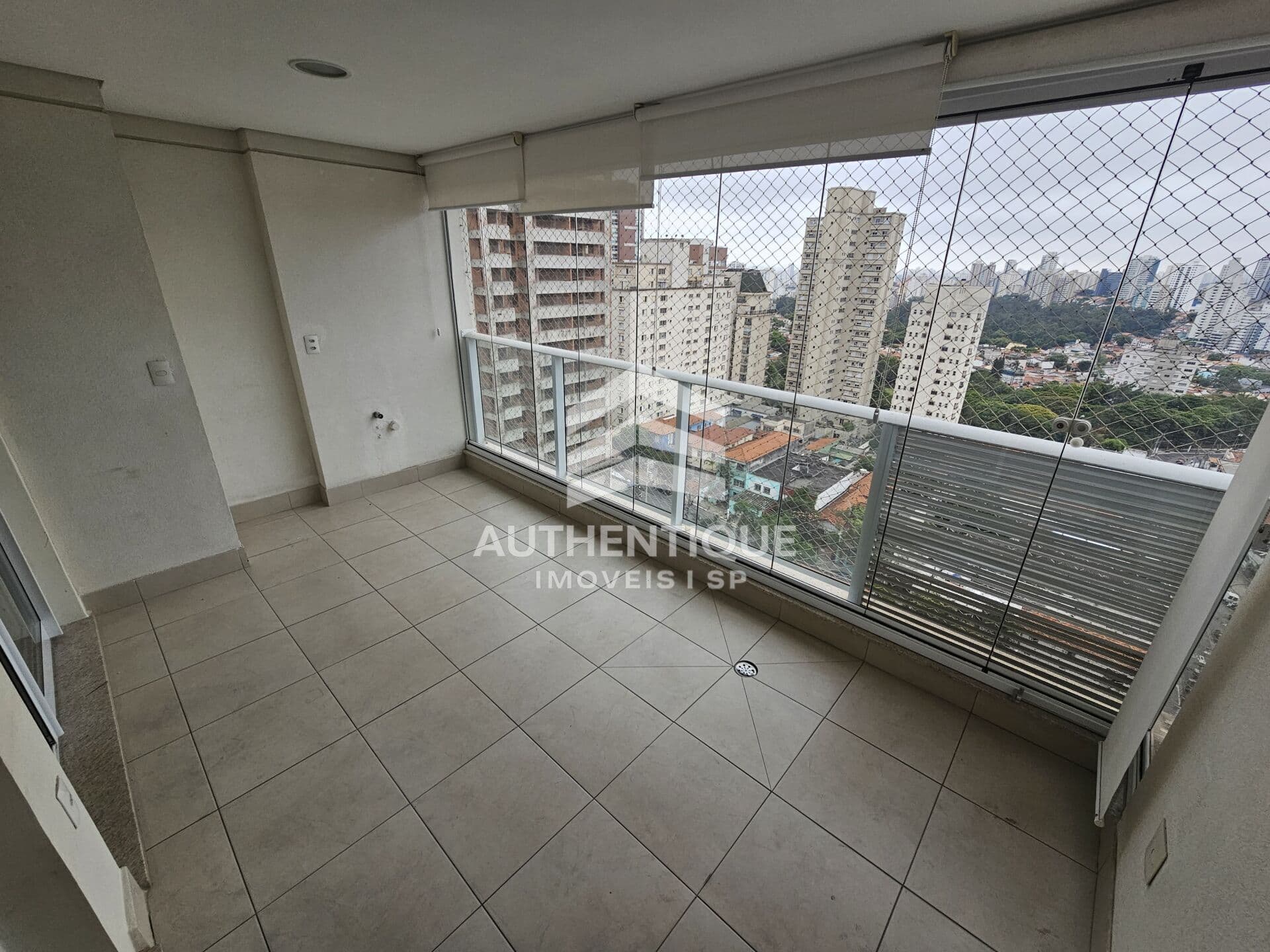 Apartamento próximo ao metrô Ana Rosa, andar alto, vista livre, 2 vagas