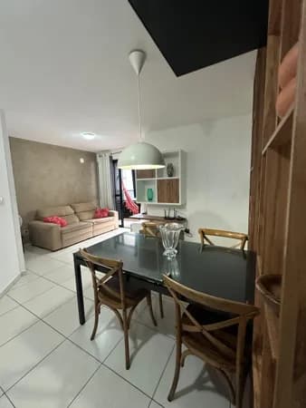 02 quartos sendo um suíte, mobiliado e com varanda, na Ponta Verde