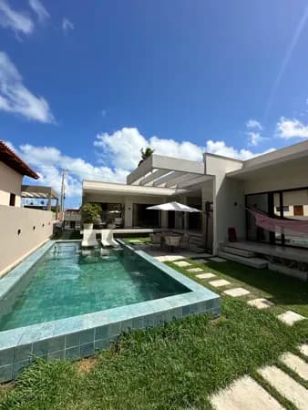 Casa com 03 quartos sendo um suíte master, com piscina e hidromassagem, em Sonho Verde