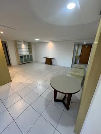 03 quartos sendo 02 suítes, nascente e com varanda, na Ponta Verde