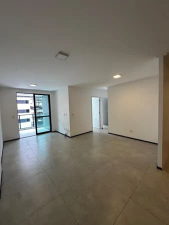 03 quartos sendo 01 suíte, móveis fixos e varanda, na Jatiúca
