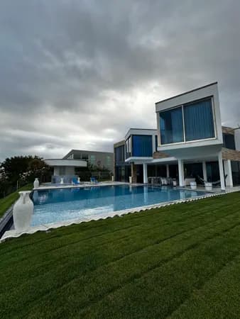 03 suítes sendo 01 master com vista pro mar, piscina e área gourmet, em Jacarecica