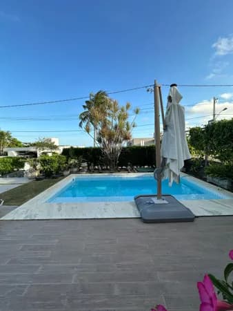 Casa em condomínio com 4 quartos sendo 3 suítes, com vista para o mar, na Garça Torta