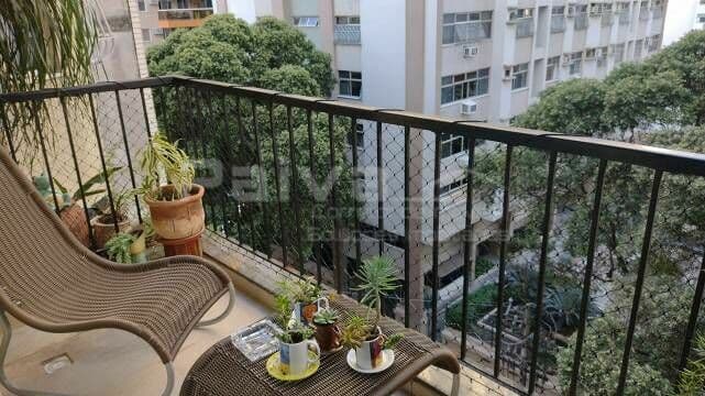 Amplo 3 quartos com varanda a 2 quadras da Praia