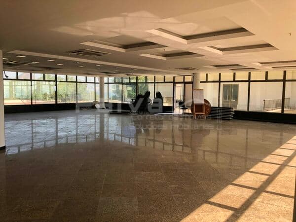 Prédio Comercial 500m² com 20 vagas para estacionamento e vista para a Baía de Guanabara