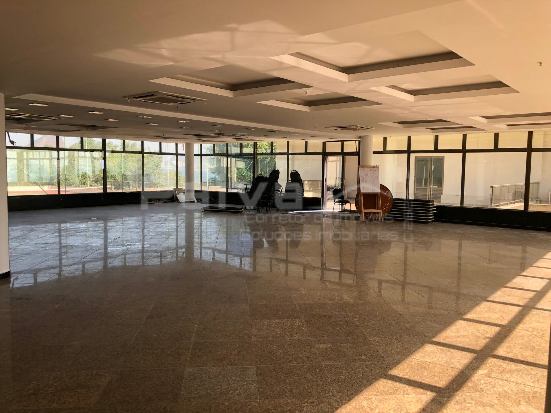 Prédio Comercial 500m² com 20 vagas para estacionamento e vista para a Baía de Guanabara