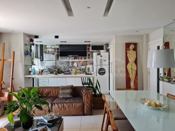 Apartamento diferenciado... de 2 quartos/suite. planta original de 3 quartos.