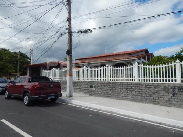 Excelente casa com 3 quartos (suíte) e anexo, próxima à praia