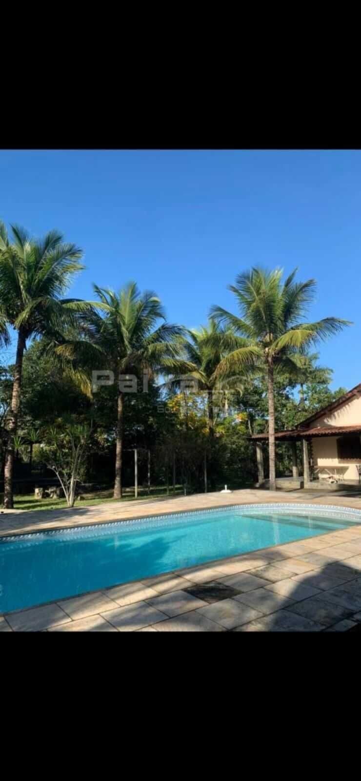 Excelente sítio com 5.000m² de área com Sede, Piscina, Churrasqueiras, Pomar...