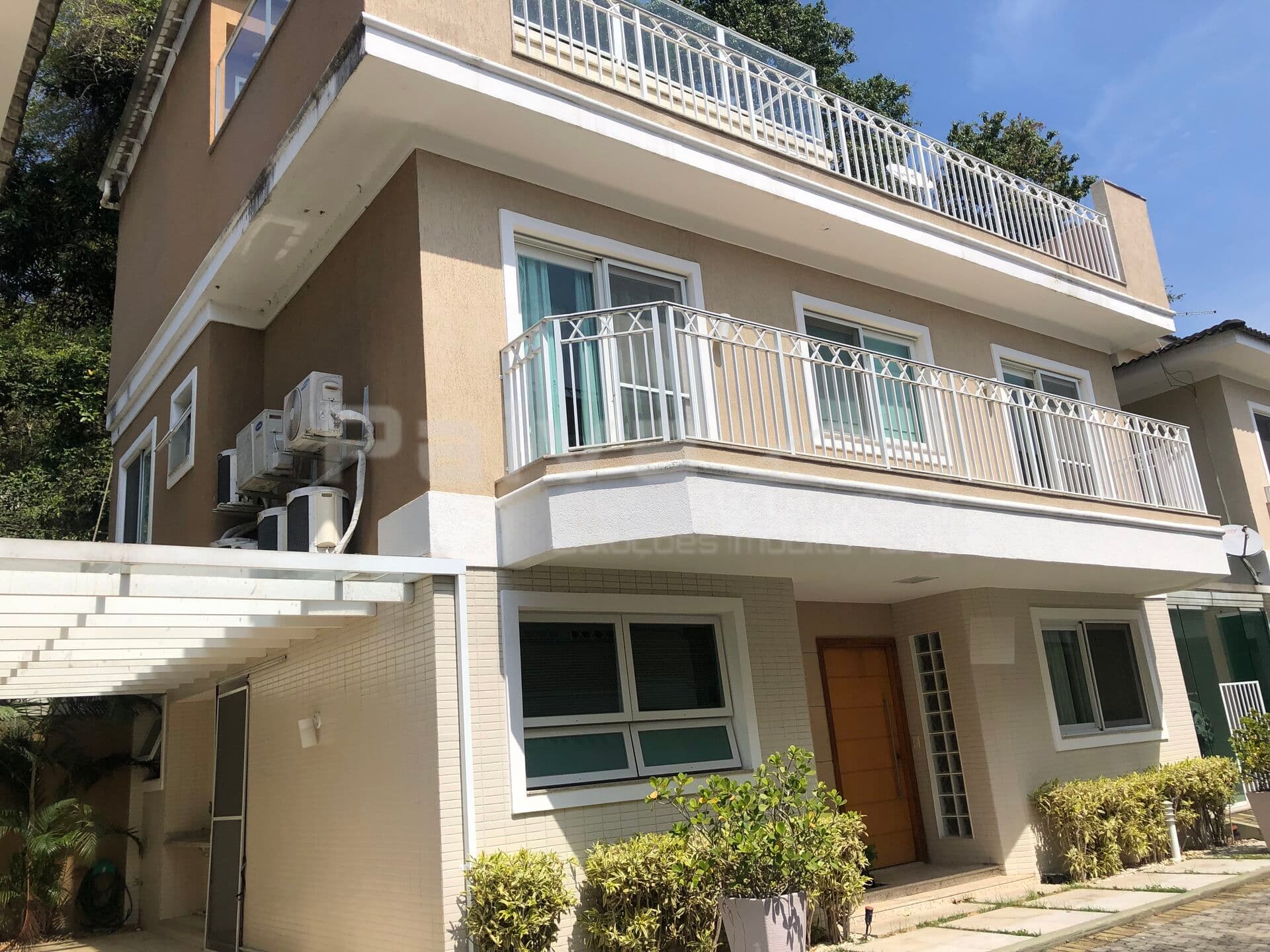 Exclusivo com segurança e conforto - Excelente casa Triplex - Salão, 4qts, 3stes, piscina, área gourmet privativa