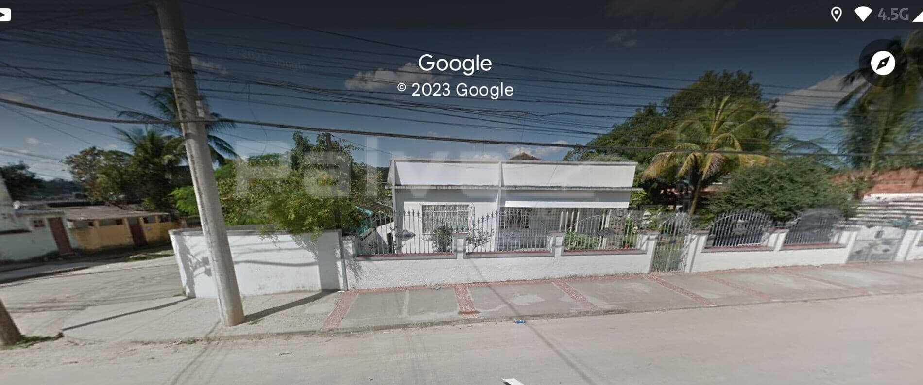 Ótima casa, em 02 lotes + 01 posse, com Varanda, suíte e lazer