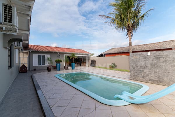 Casa semimobiliada à venda com piscina e edícula completa