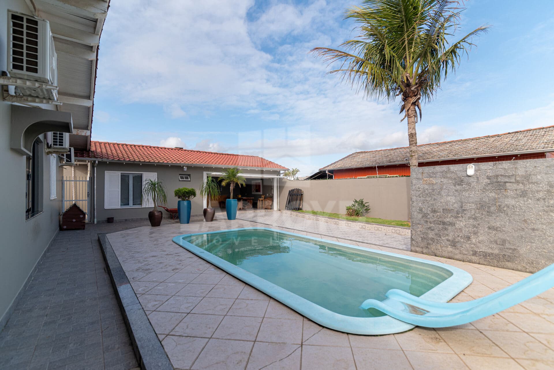 Casa semimobiliada à venda com piscina e edícula completa