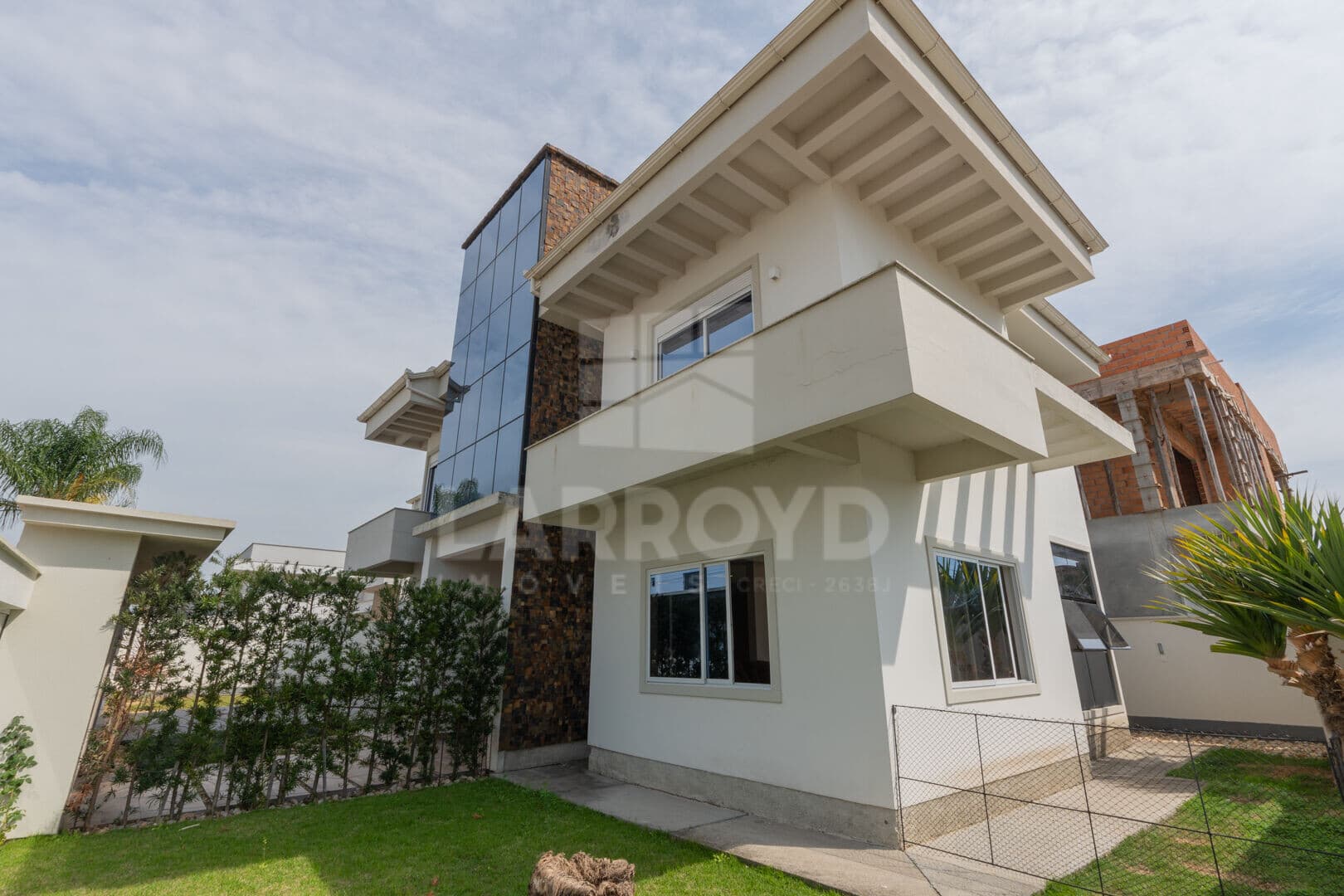 Casa à venda com área externa em região residencial