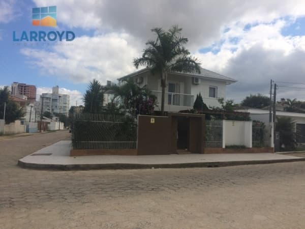 Casa à venda com lareira e área gourmet integrada
