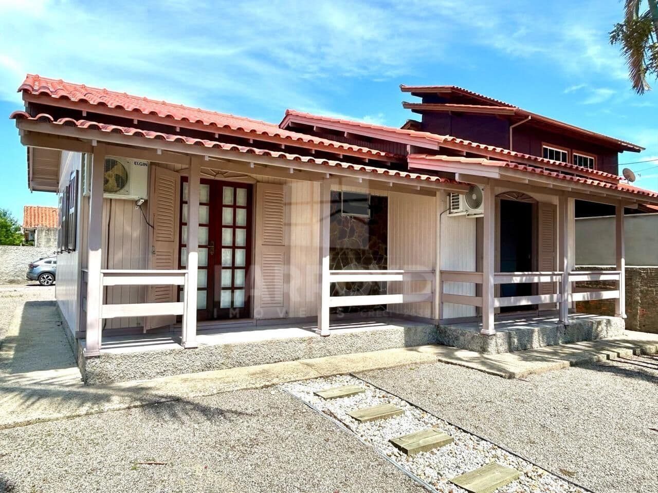 Casa de madeira SEMIMOBILIADA à venda com edícula e churrasqueira