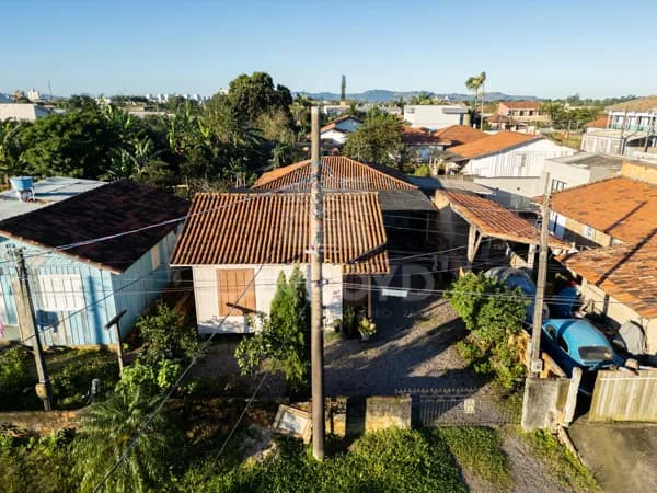 Casa à venda com espaço externo em região residencial