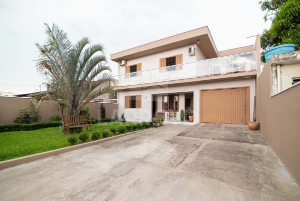 Casa à venda com ambientes amplos e terreno generoso