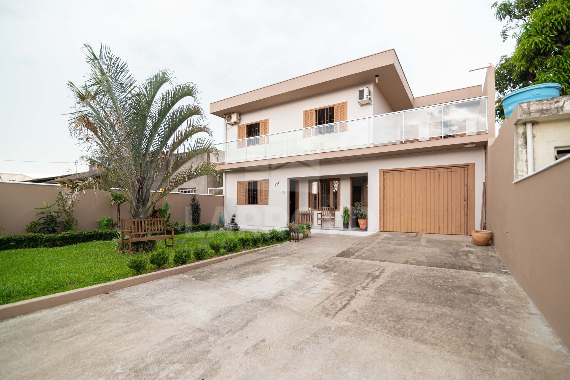 Casa à venda com ambientes amplos e terreno generoso