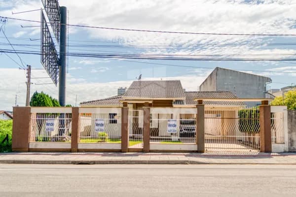 Casa à venda no bairro Revoredo em Tubarão com 3 dormitórios e potencial comercial