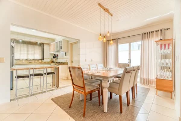 Casa à venda com área gourmet e piscina