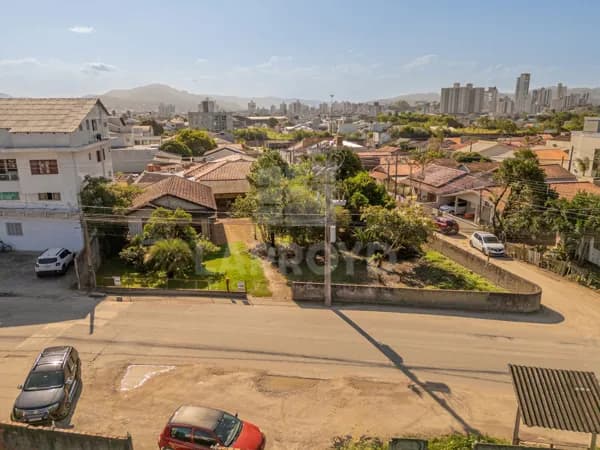 Terreno à venda em esquina com grande área
