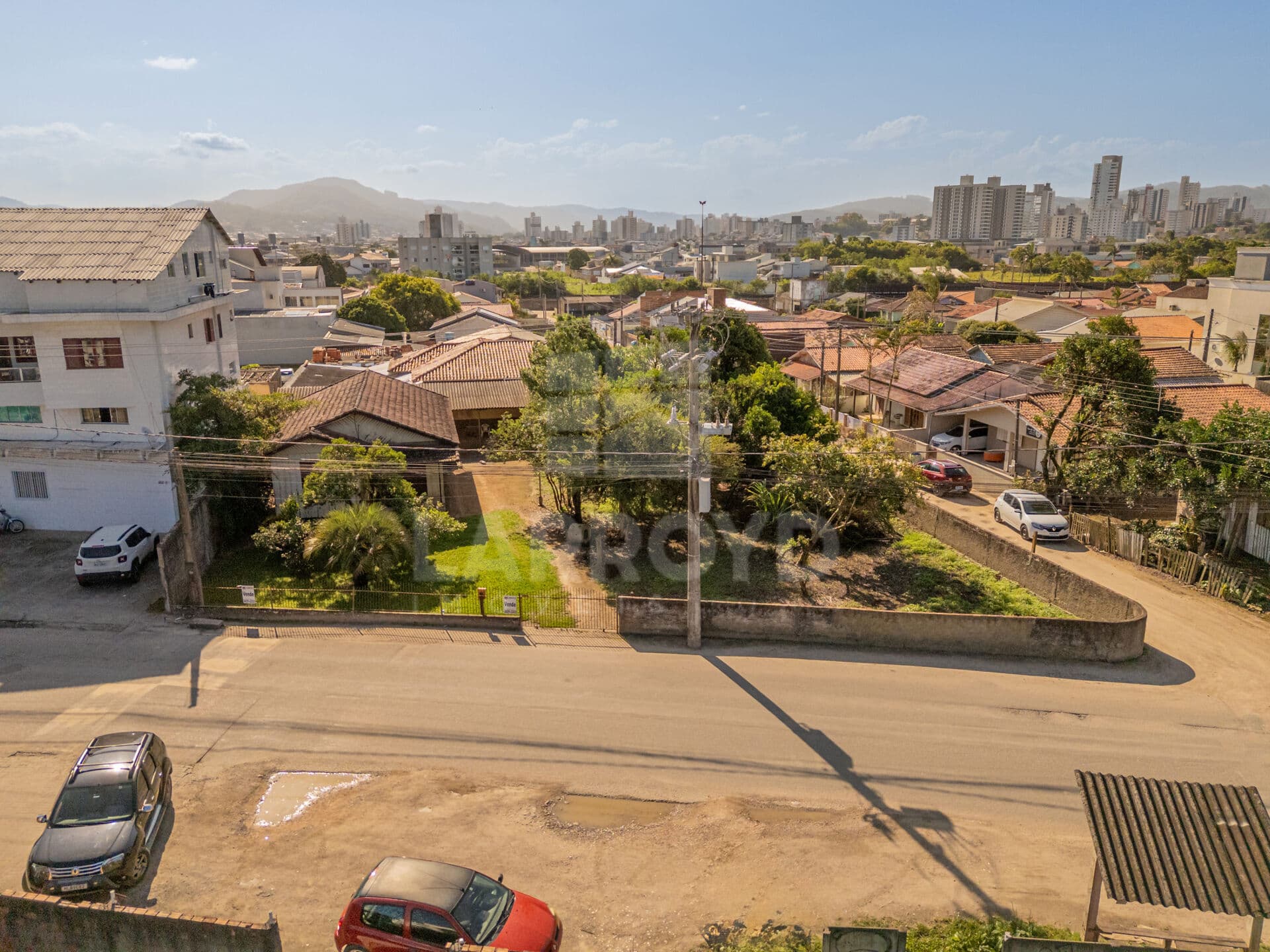 Terreno à venda em esquina com grande área
