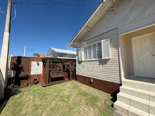 Casa mista com parede dupla e madeira de lei à venda próximo ao Cedup