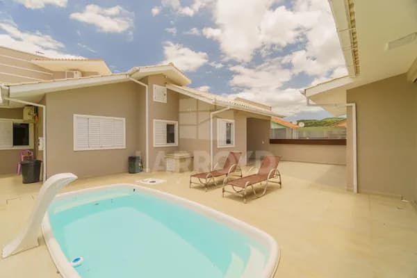 Casa mobiliada à venda com piscina, edícula completa e 2 vagas