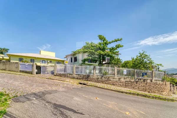 CASA DE ESQUINA á venda com ambientes bem definidos