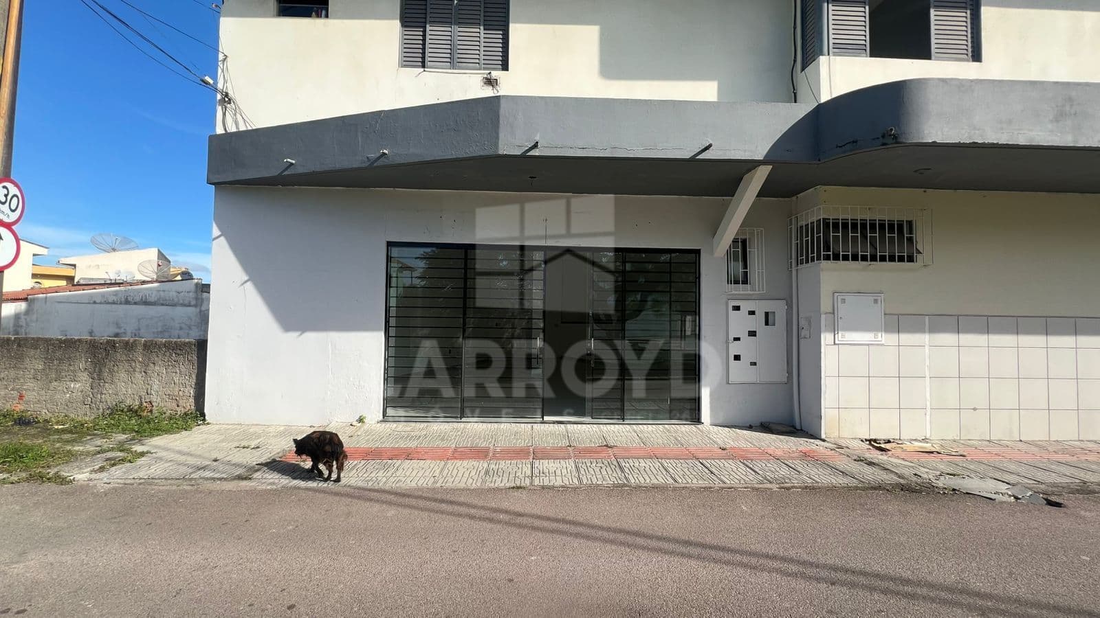 Sala comercial, próx. Av. Marcolino M. Cabral, alugada, rentabilidade de 0,5%am