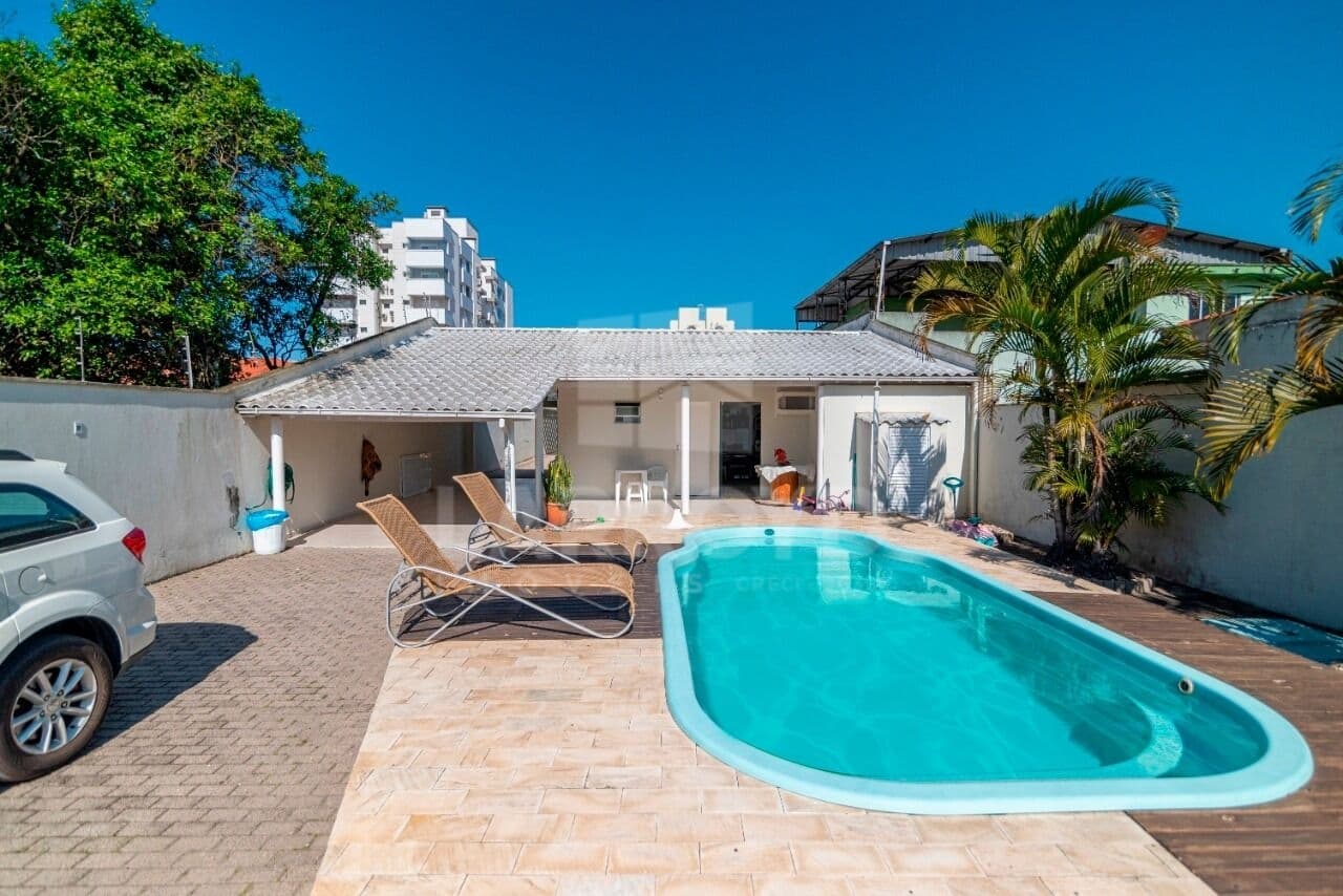 CASA Á VENDA COM PISCINA