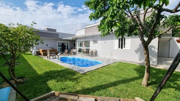 Casa à venda com piscina, jacuzzi e escritório