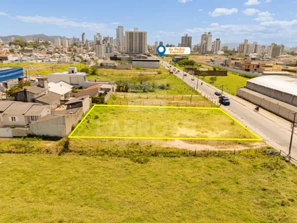 Terreno à venda com grande área e frente estratégica