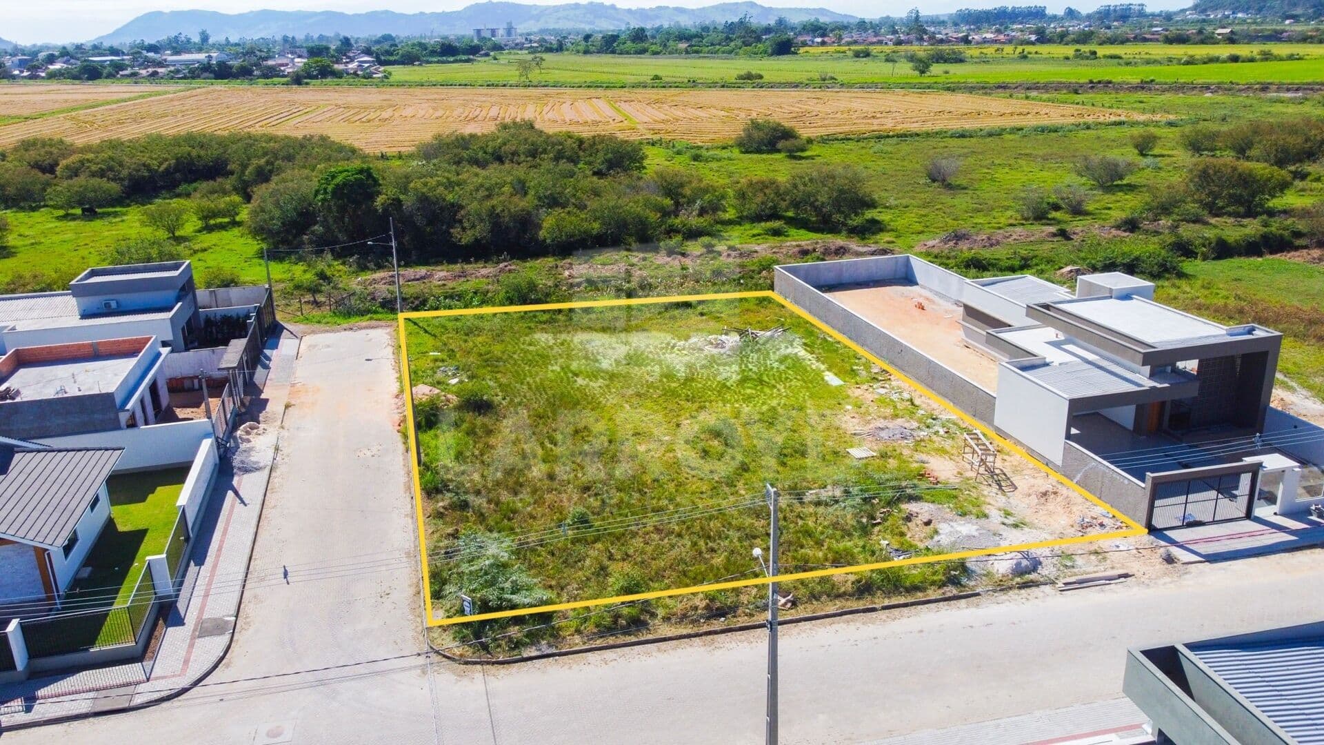 Terreno de esquina à venda no Loteamento Jardins de Pádova