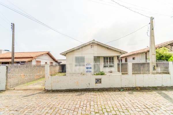 Casa mista à venda com edícula e amplo terreno