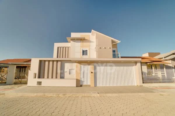 Casa à venda semimobiliada com área gourmet e escritório