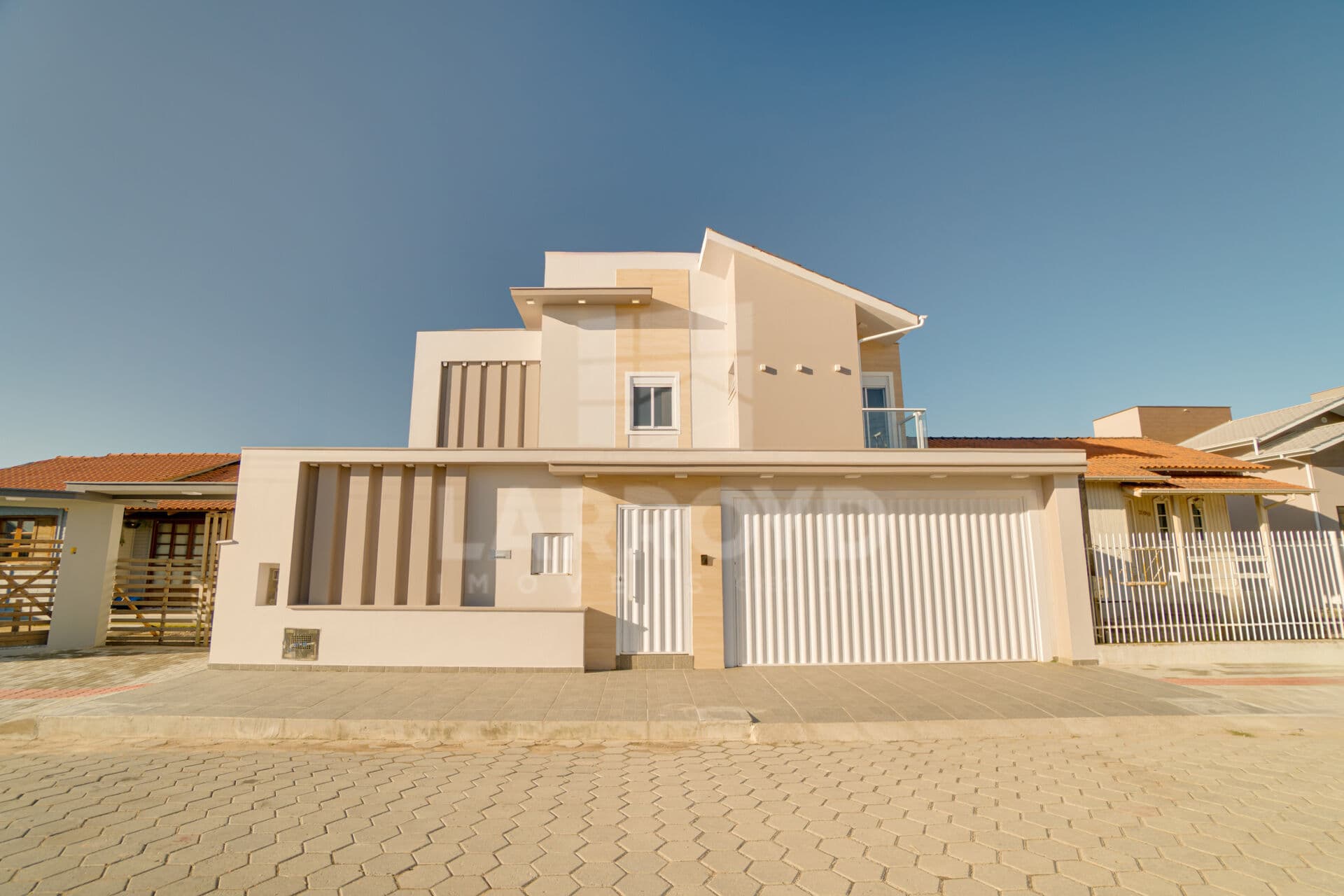 Casa à venda semimobiliada com área gourmet e escritório