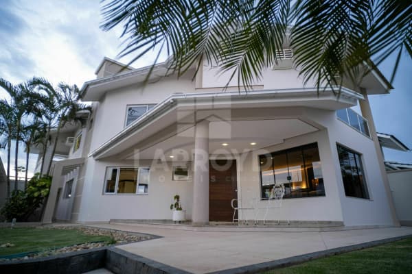 Casa padrão à venda com terreno amplo e com piscina