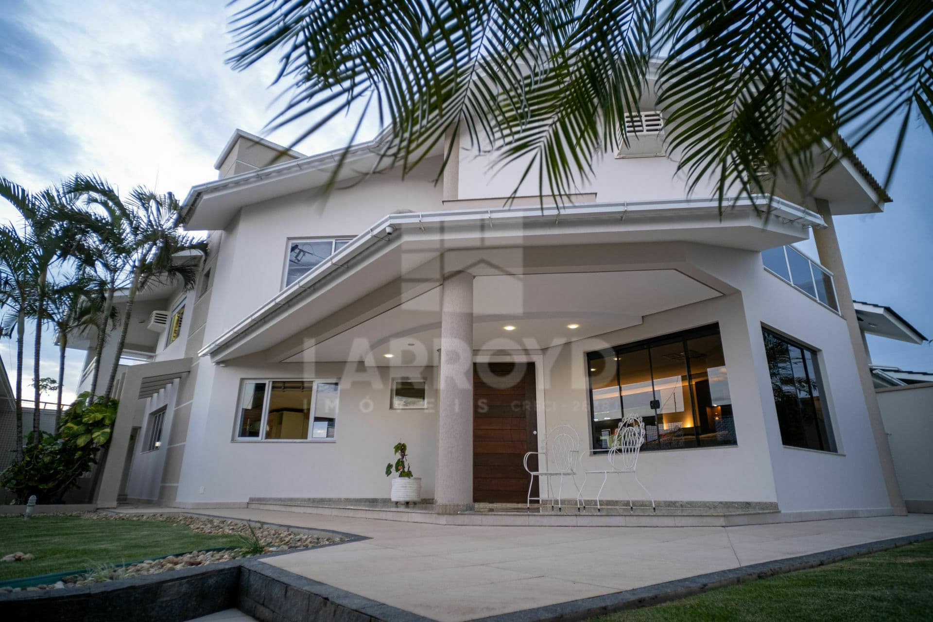 Casa padrão à venda com terreno amplo e com piscina
