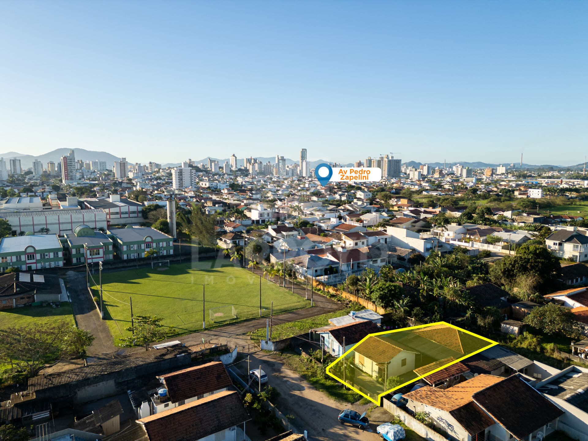 TERRENO Á VENDA COM DUAS CASAS
