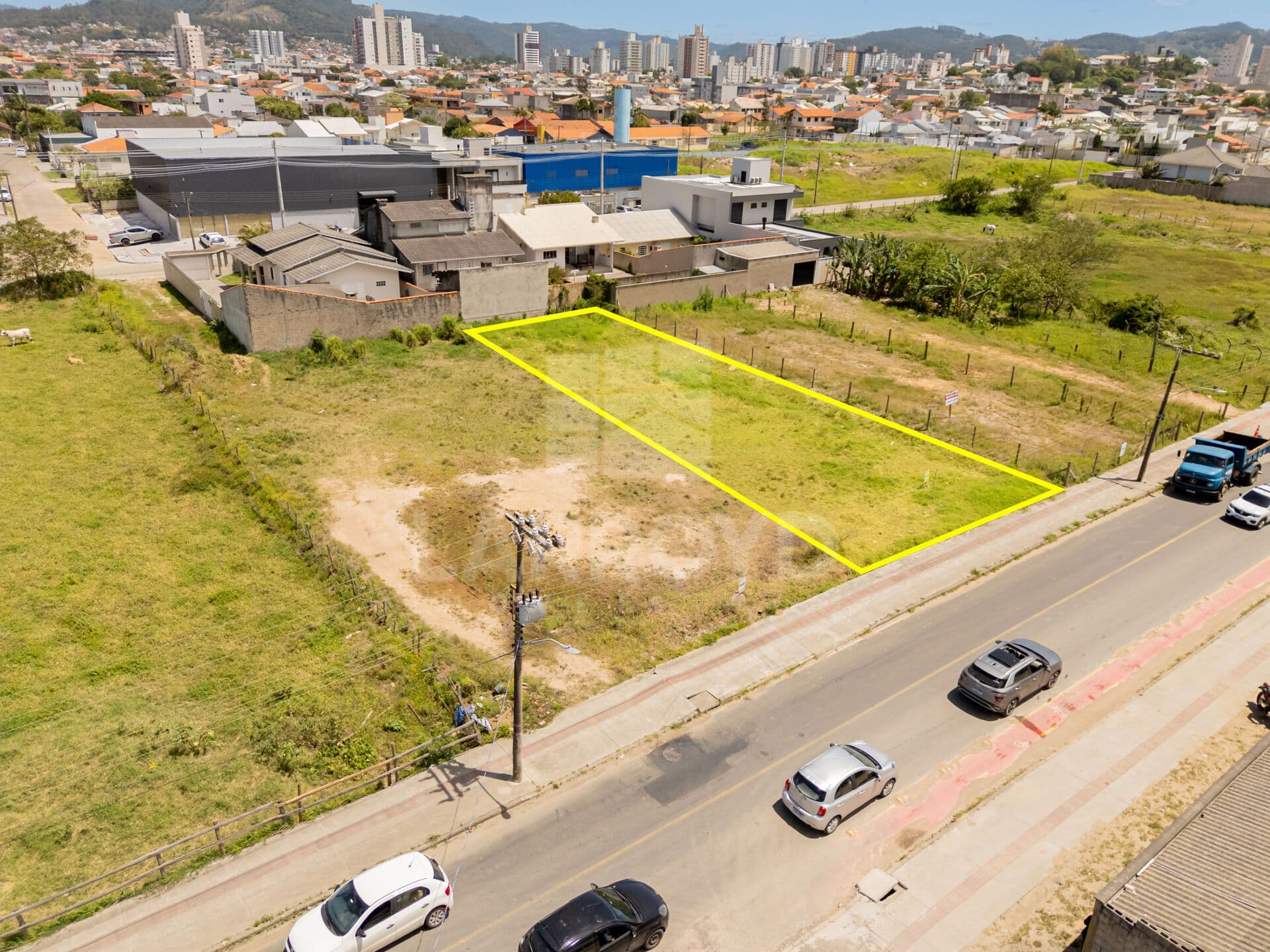 AMPLO TERRENO Á VENDA PRÓXIMO À AV. PEDRO ZAPELLINI