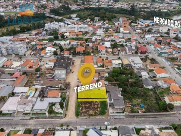 Terreno à venda em rua residencial
