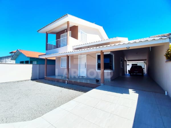CASA COM EDICULA EM CAPIVARI