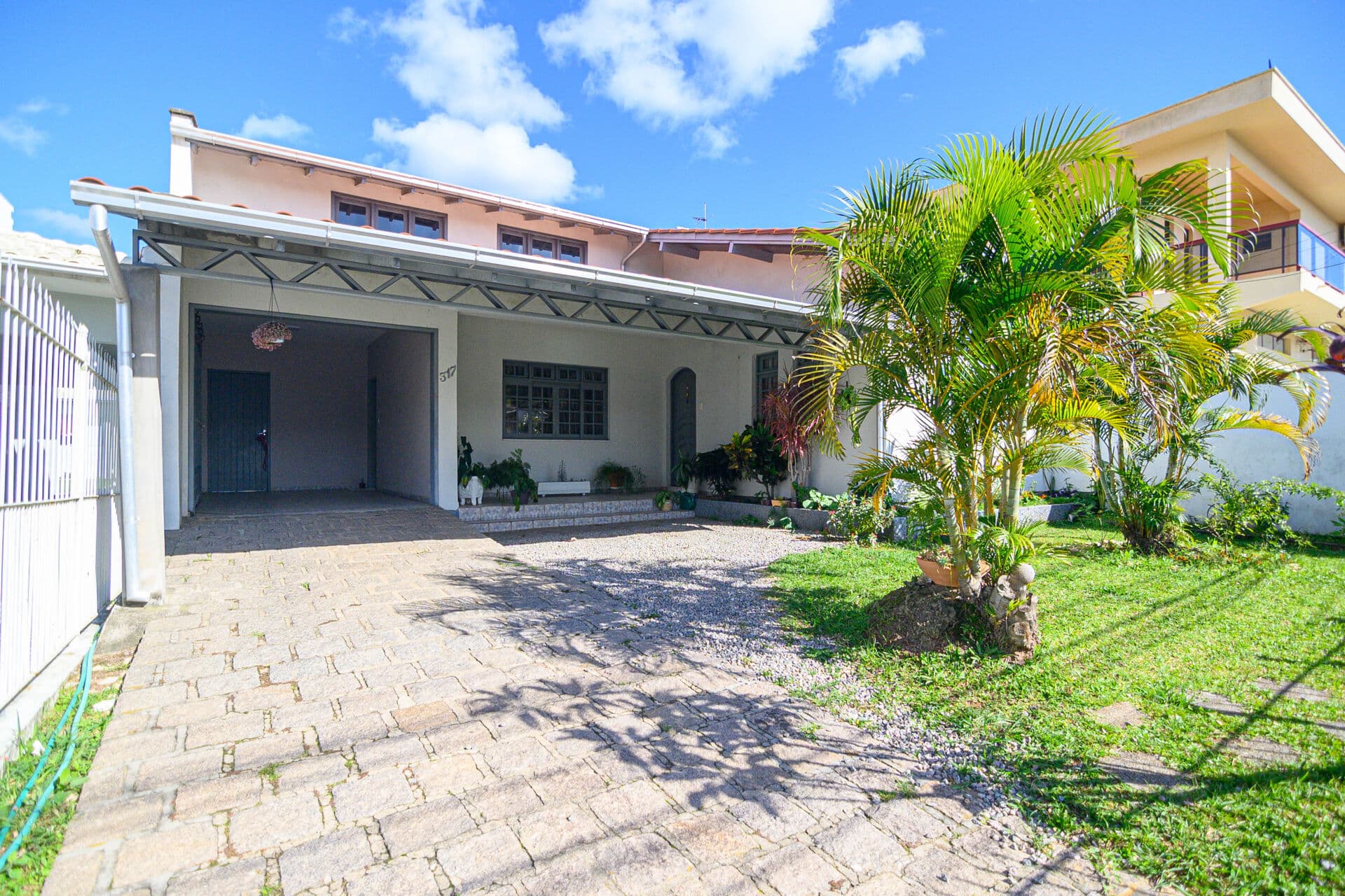Casa à venda com edícula e quintal amplo